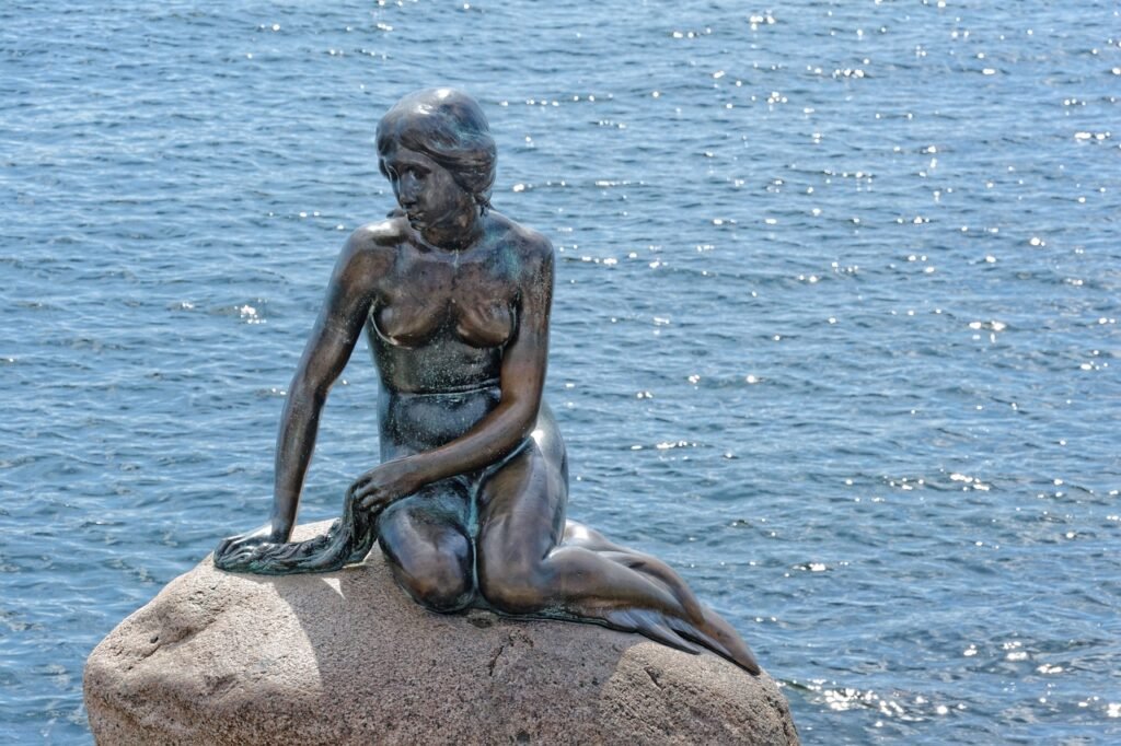 water, monument, copenhagen-1875401.jpg