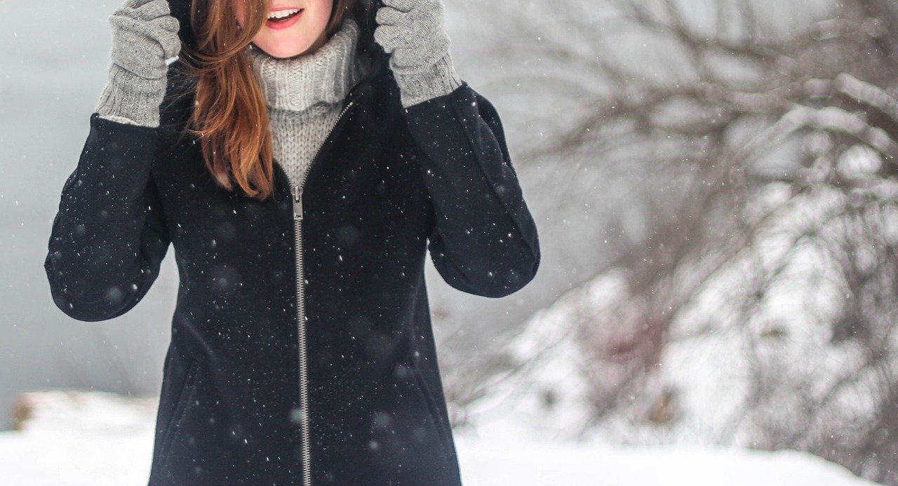 woman, snowflakes, winter clothing-1284031.jpg