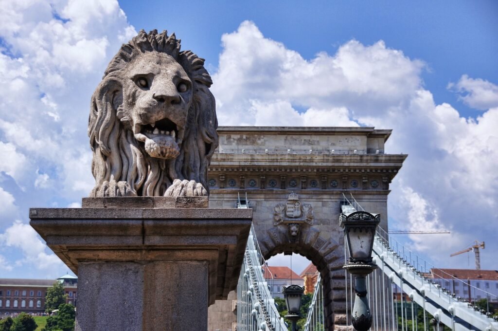 chain bridge, bridge, lion-1531381.jpg