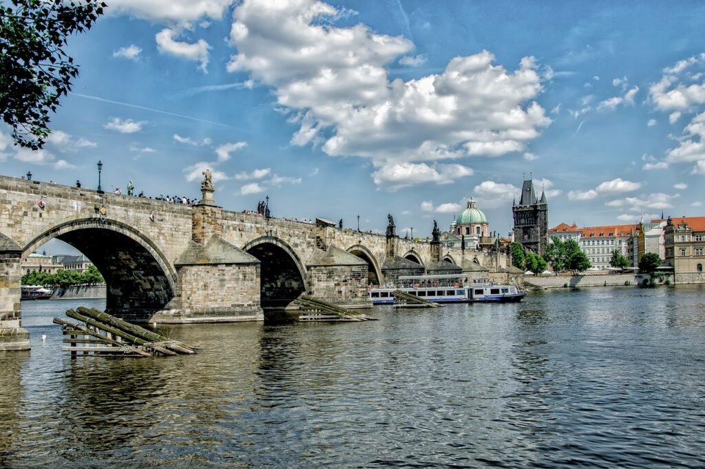 charles bridge, apple juice, vltava-2710691.jpg