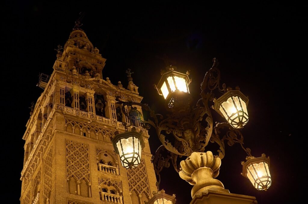 night shot, cathedrale, seville-654919.jpg