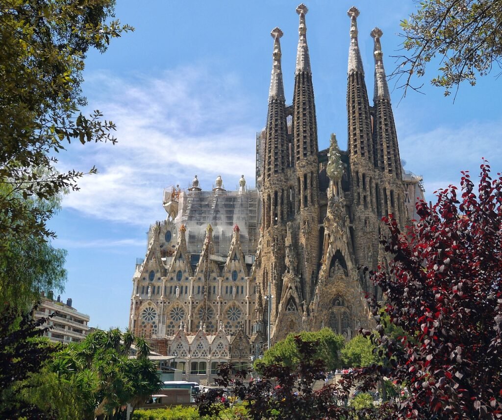 sagrada família, cathedral, architecture-552084.jpg