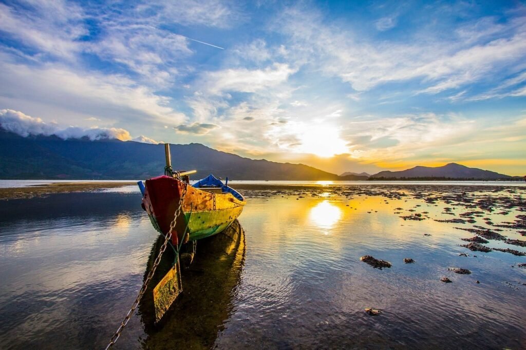 sunset, boat, vietnam-2136629.jpg